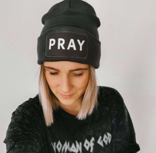 Modische Christliche Mütze mit Pray-Aufdruck, christliche Mode, evangelische Kleidung, Gebet.