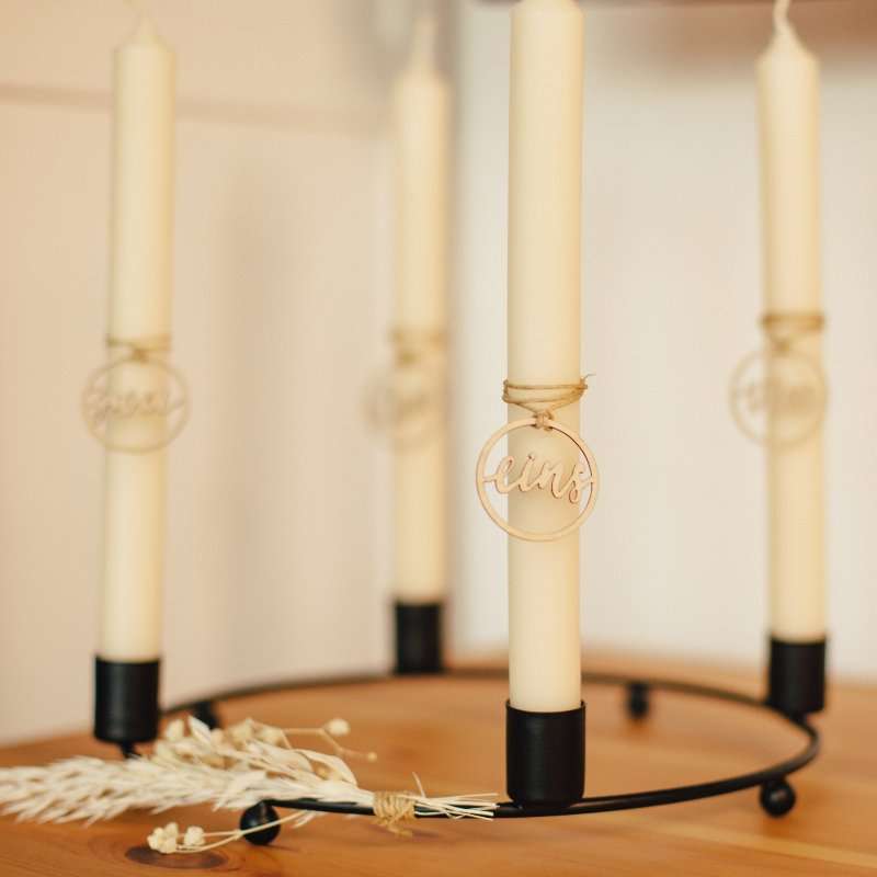 Stille candle centerpiece mit christlichem Design für Gebet und Dekoration.