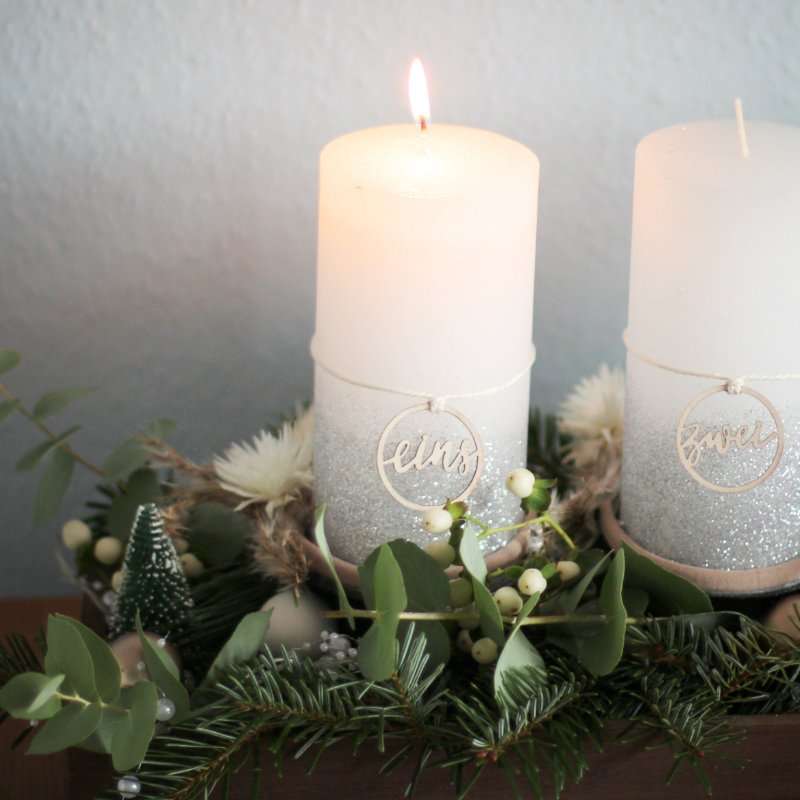 Kerzenschmuck mit christlichem Bezug, Weihnachtsdeko, christliche Kerzen, festliche Dekoration, religiöse Kerzen.