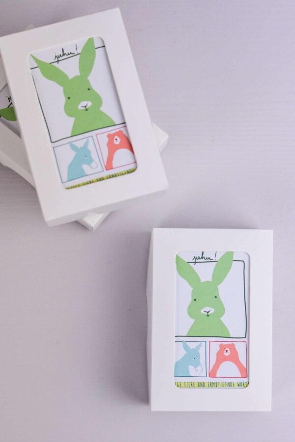 Bunte Tierdrucke auf Geschenkkarten für Christen, ökologische Verpackung, christliche Marken.