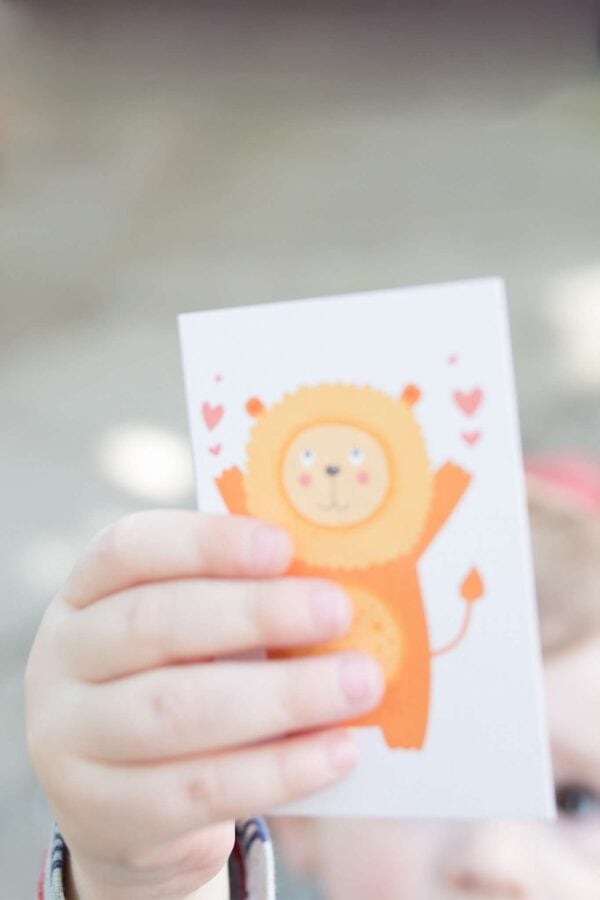 Bunte Glückwunschkarte mit Löwenmotiv, geeignet für christliche Grüße und Geschenke.