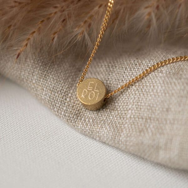 Schmuck mit christlichem El Roi Logo auf goldener Kette, christliche Mode, christlicher Schmuck.