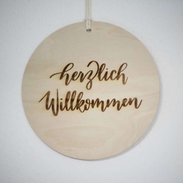 Einladungstafel mit "Herzlich Willkommen" in Holzoptik, christliche Begrüßung, Wohnaccessoire.