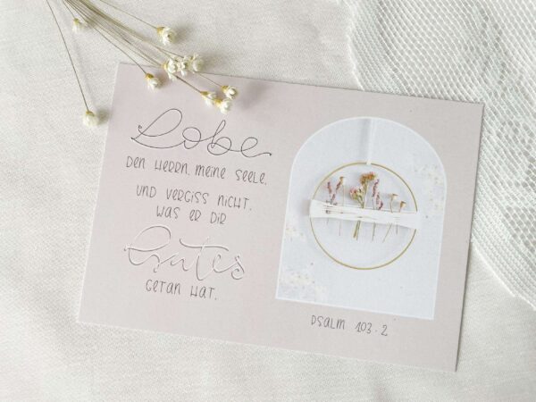 Schreiben mit Bibelvers auf christlichem Grußkarten-Design, Glaube & Liebe, christliche Botschaft.