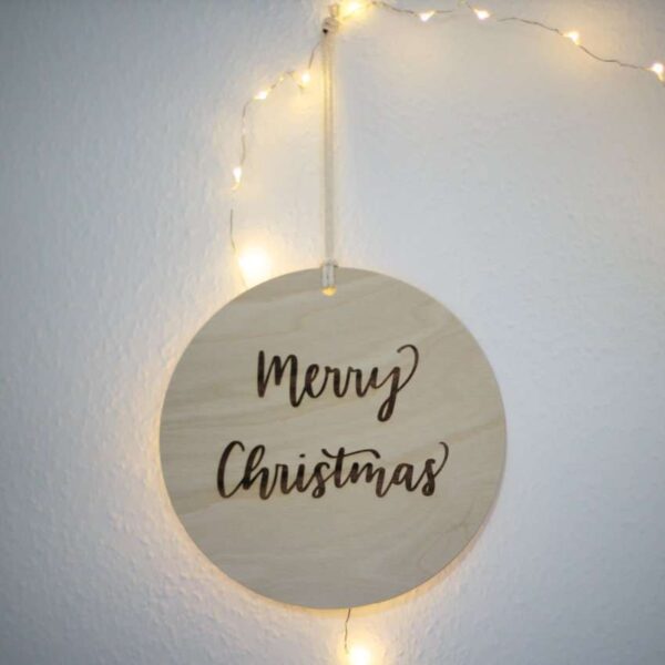 Festliche Weihnachtsdeko mit "Merry Christmas" Schriftzug, christliche Geschenkidee.