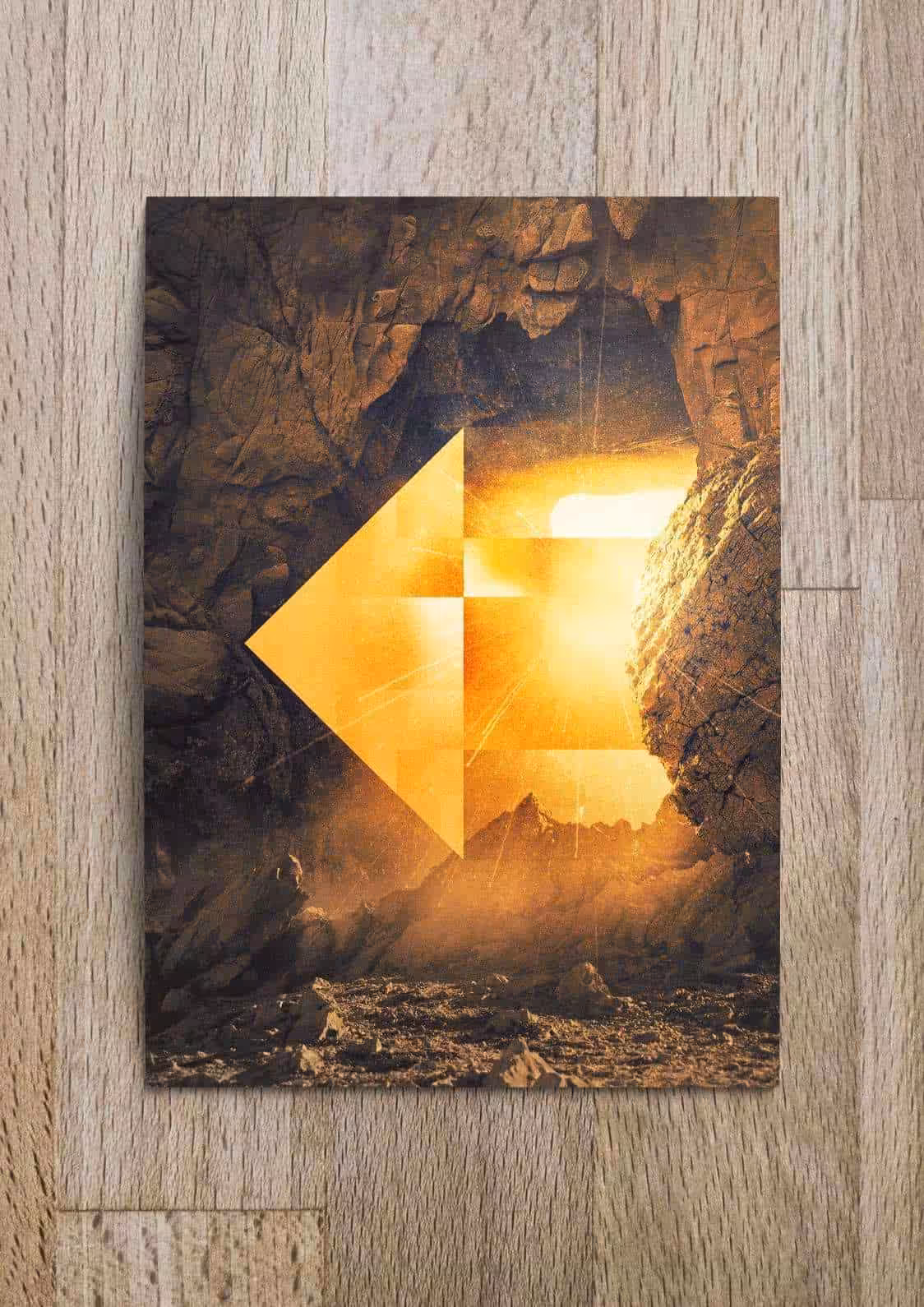 Leuchtender Pfeil in einer Felsenhöhle, symbolisiert göttliches Licht und Inspiration, spirituelle Mission.