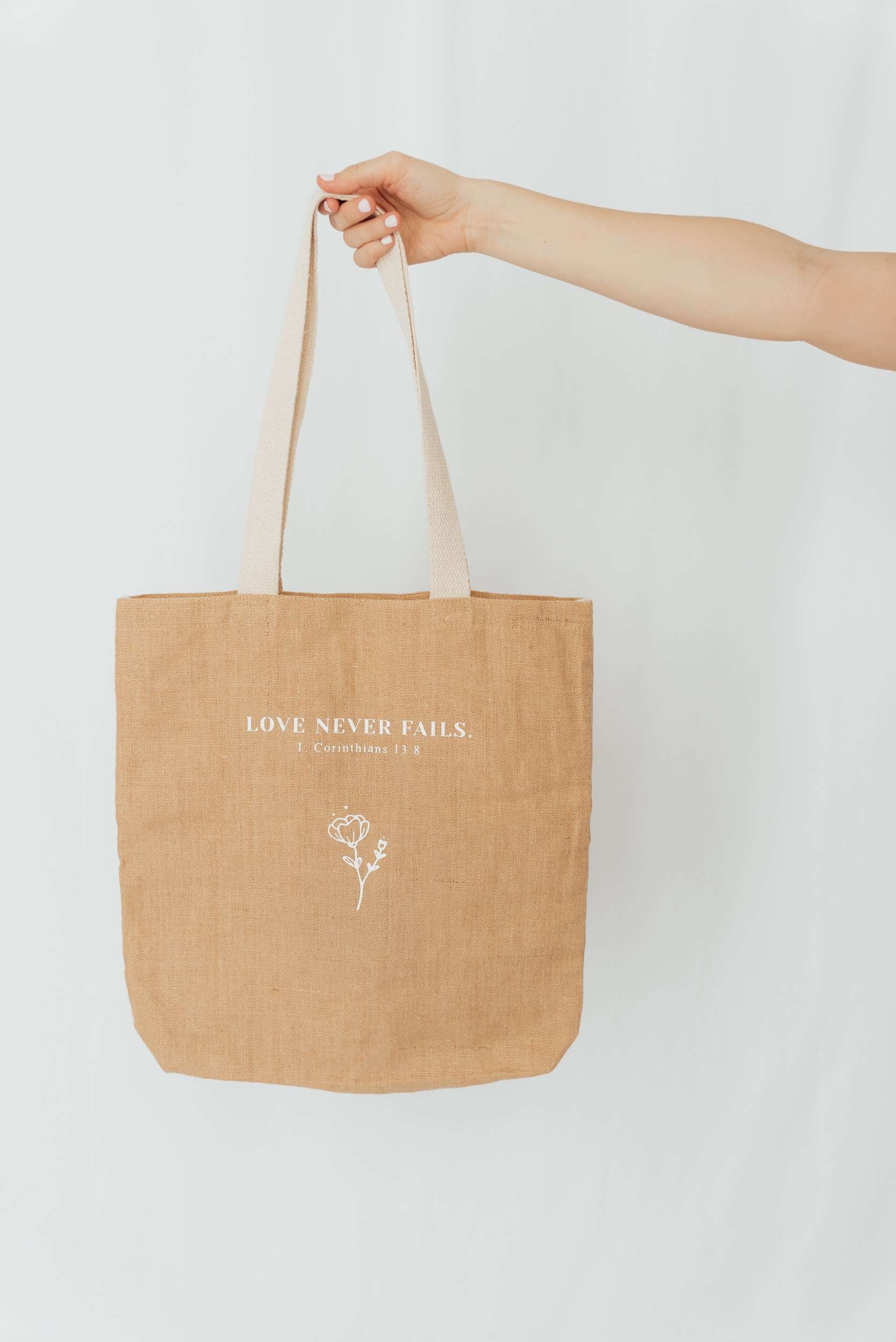 Handtasche mit christlichem Design und Bibelvers auf nachhaltigem Stoff.