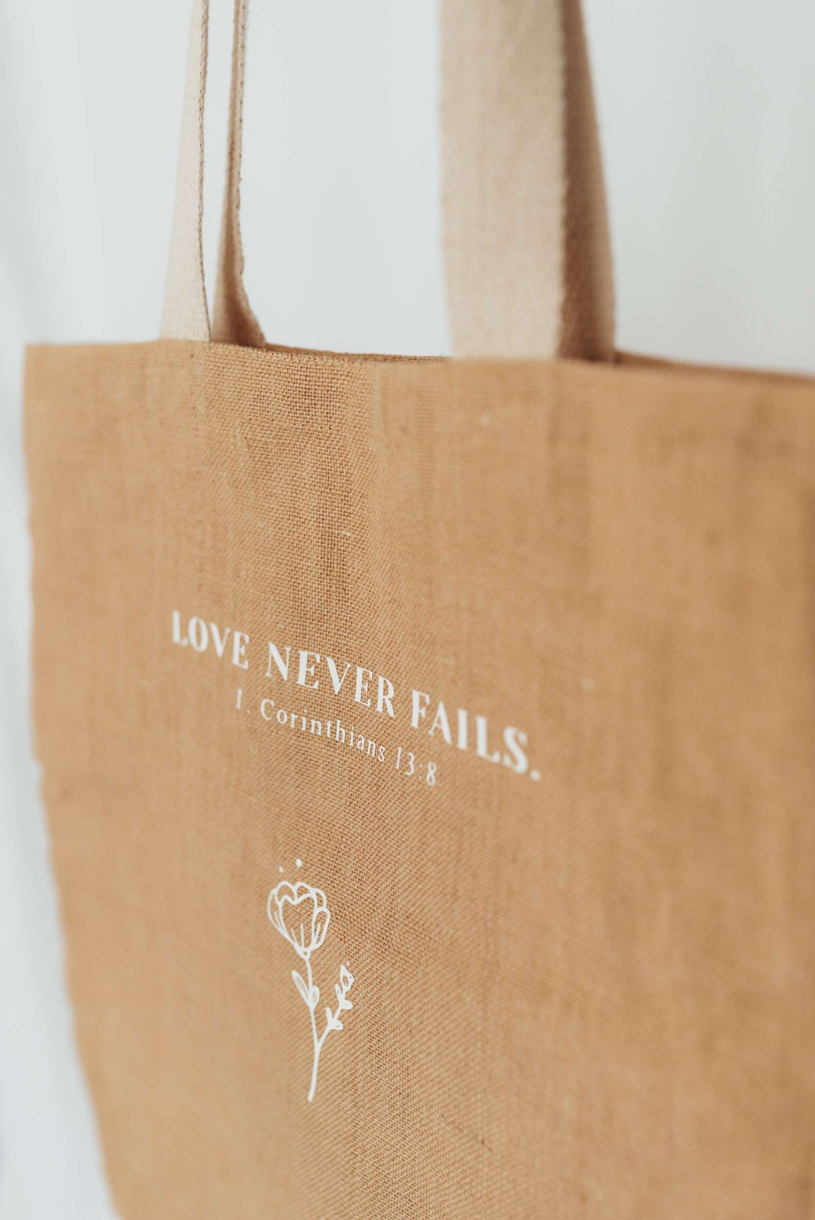 Liebe nie scheitert Bibelzitat Einkaufstasche, christliche Mode, veganer Stoff, christlicher Shop.