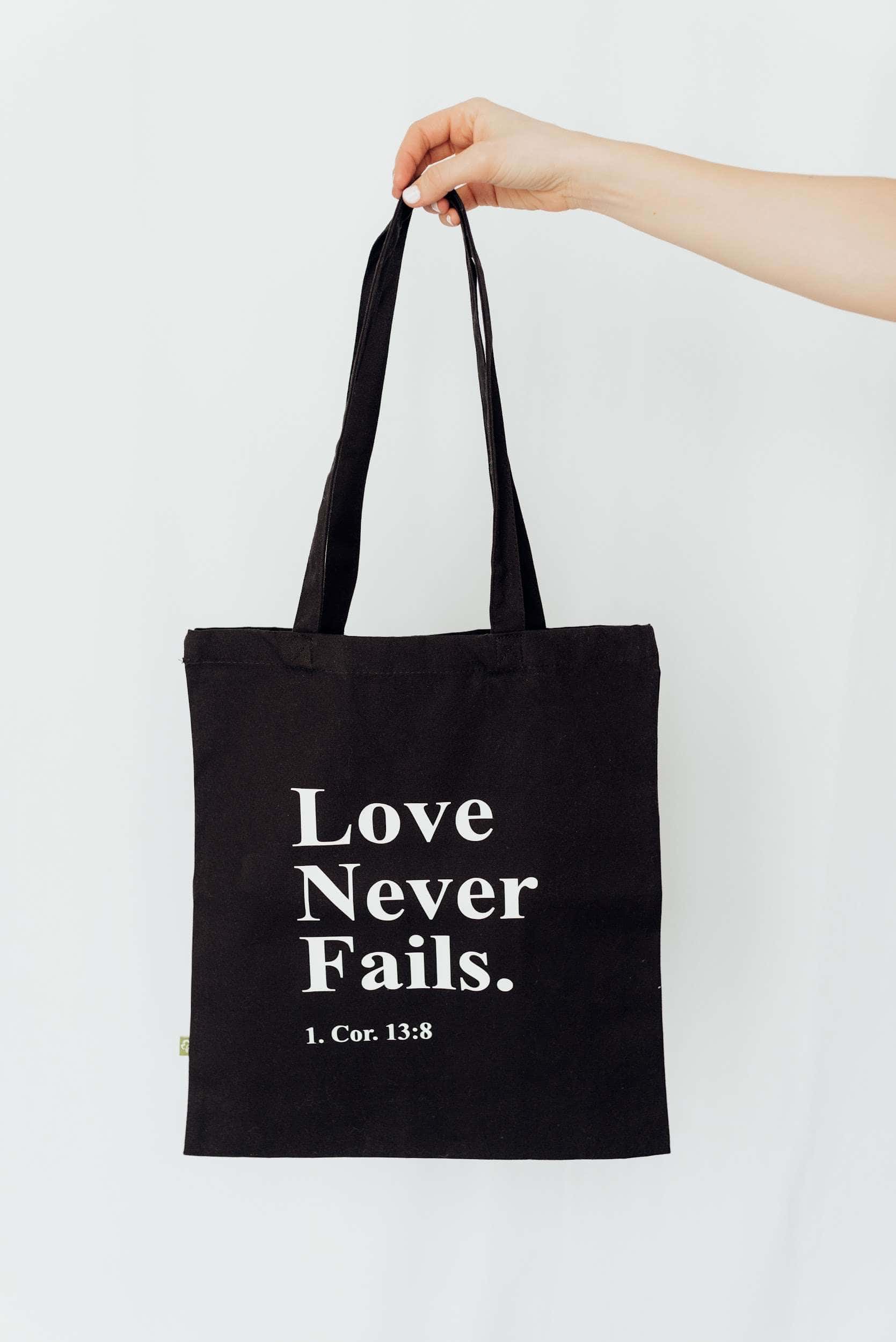 Gottesanbote Tuch mit Bibelvers Love Never Fails.