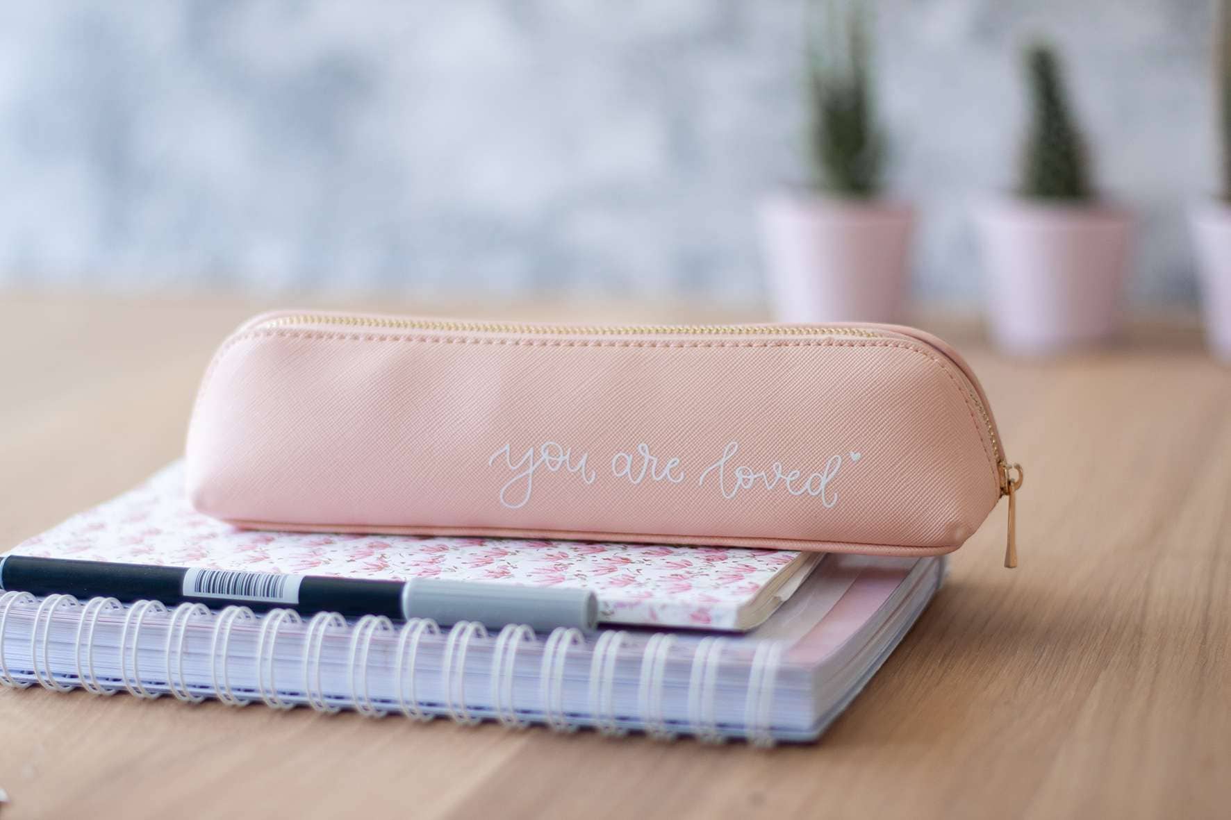 Liebevoller christlicher Schreibwarenkoffer mit "you are loved" Schriftzug, ideal für christliche Geschenke.