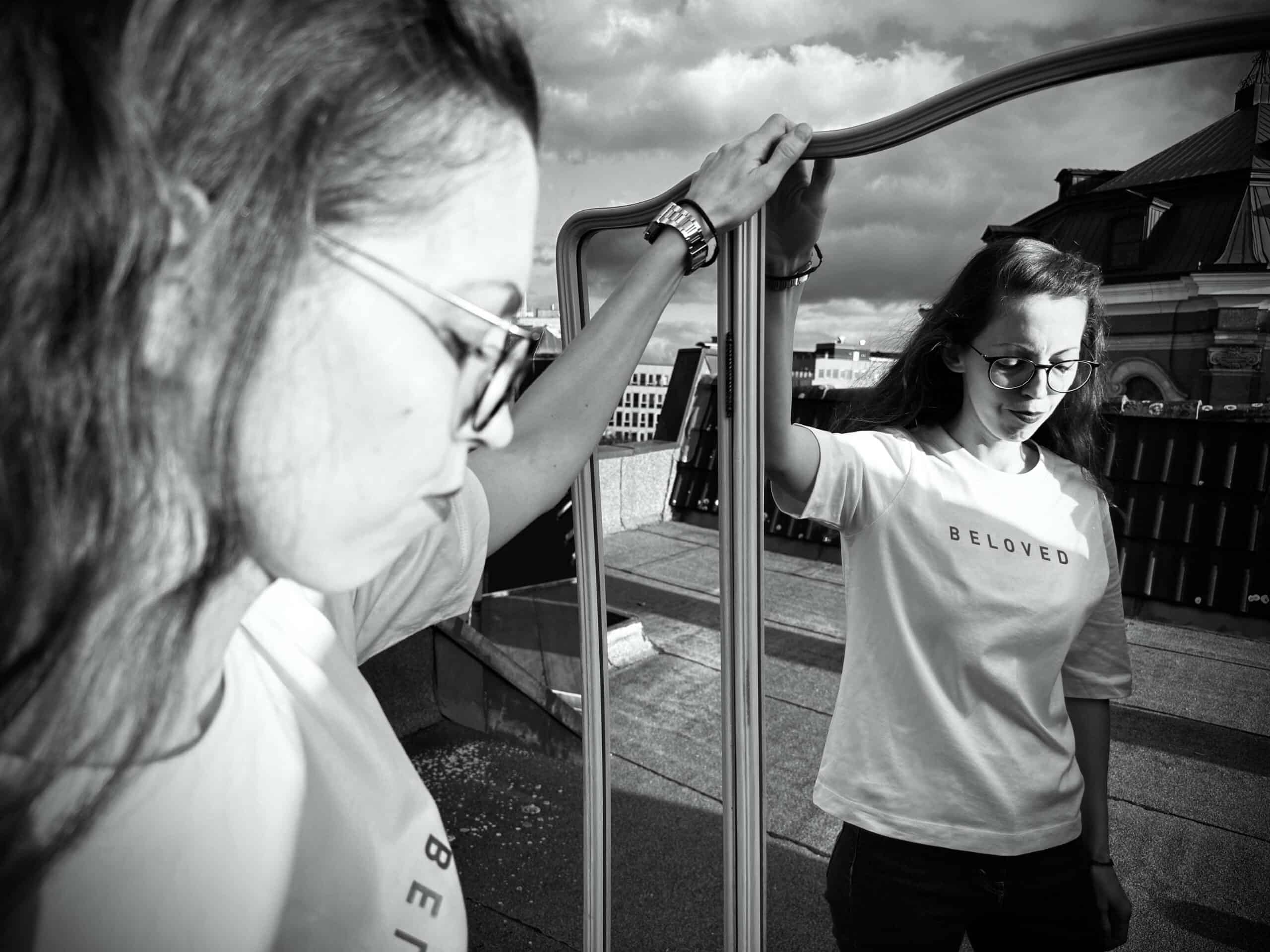 Glaubensbasierte Mode für Christen auf der Dachterrasse.