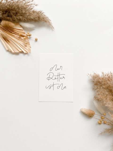 Persönliche Handgeschrieben Botschaft auf weiße Karte mit Trockenblumen, christliche Inspiration.