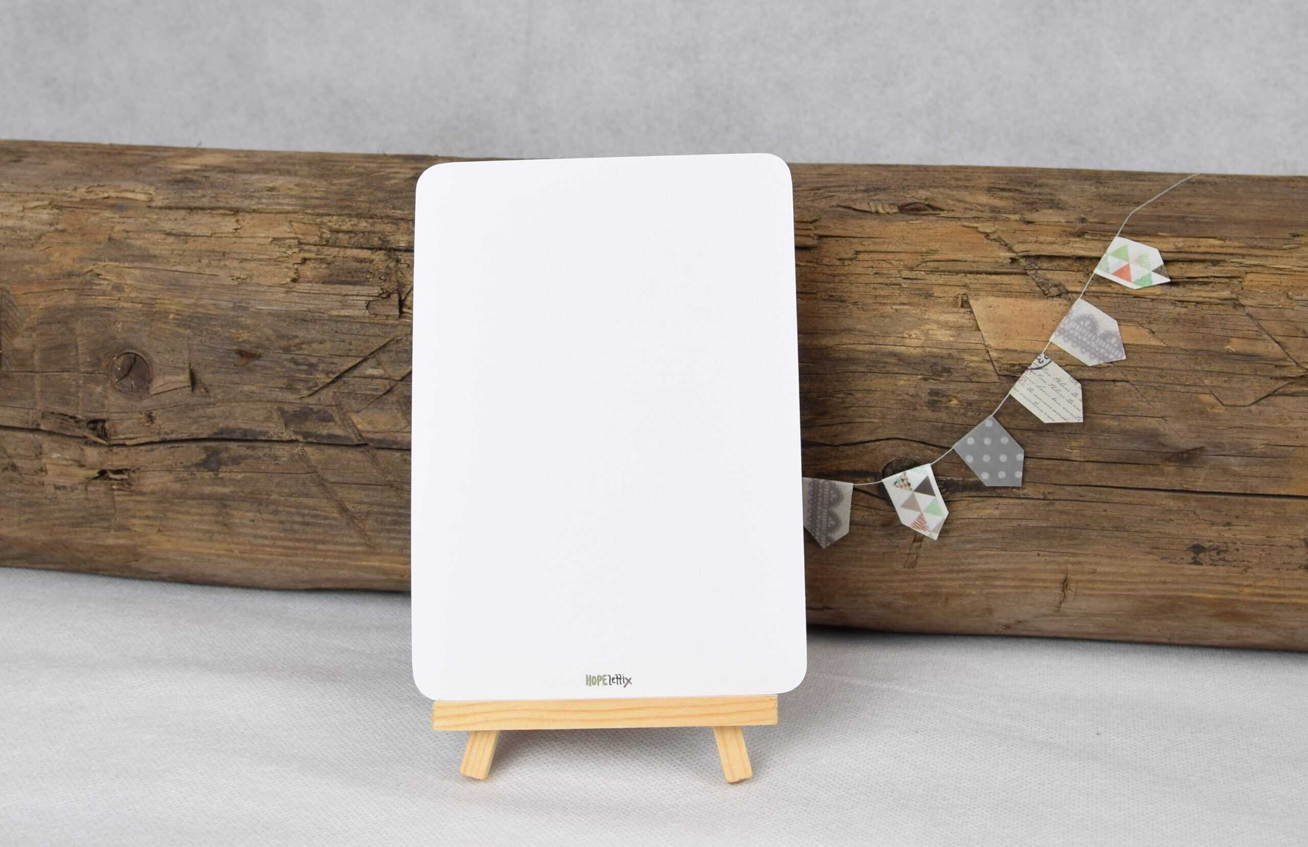 Schwarze Gebetskarte mit christlichem Motiv auf Holzständer, Geschenkidee, Glaube, Inspiration.