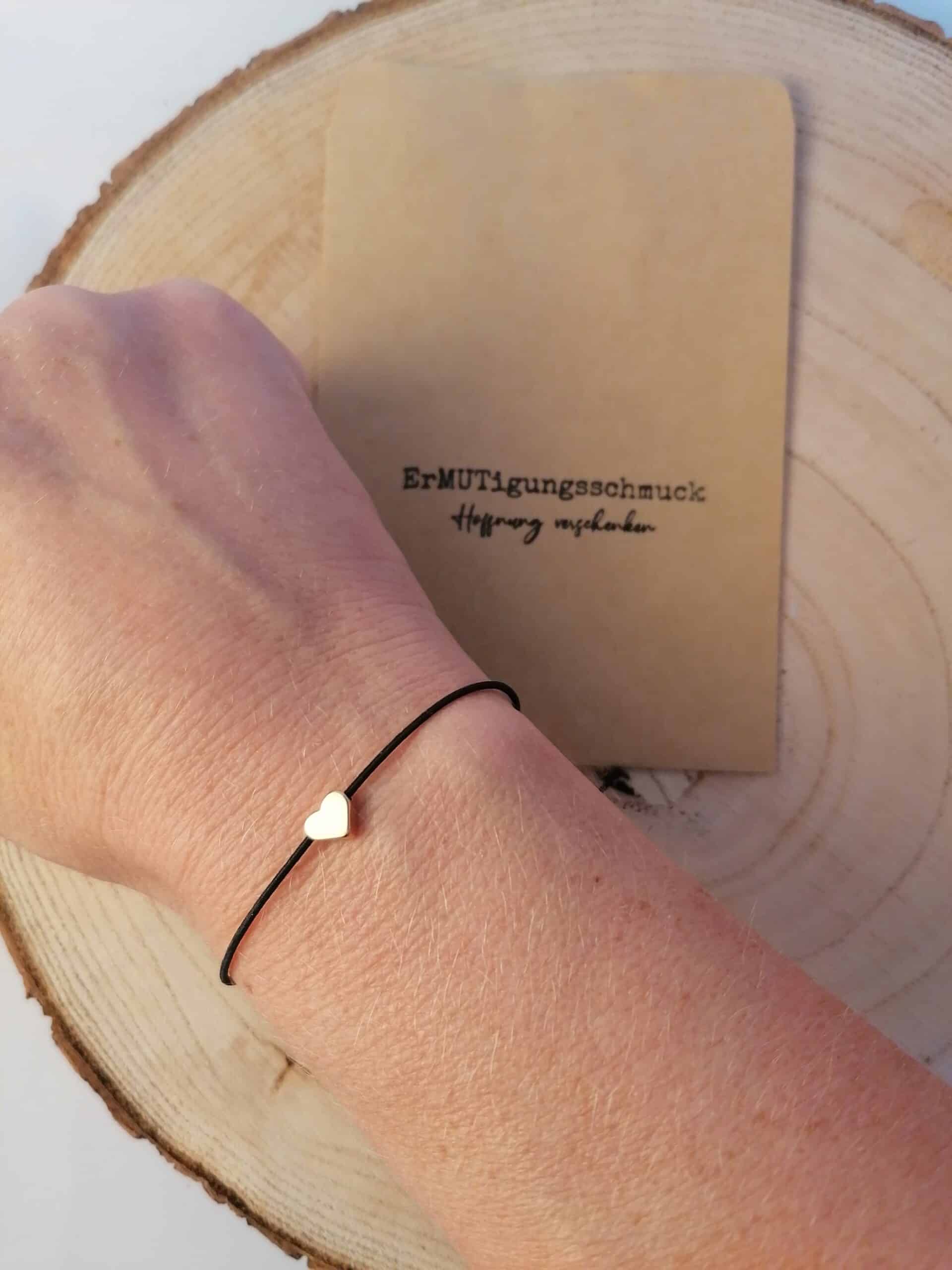 Himbeerfarbenes Armband mit Herz-Anhänger und Glaube-Motiv, christliche Schmuckstücke.