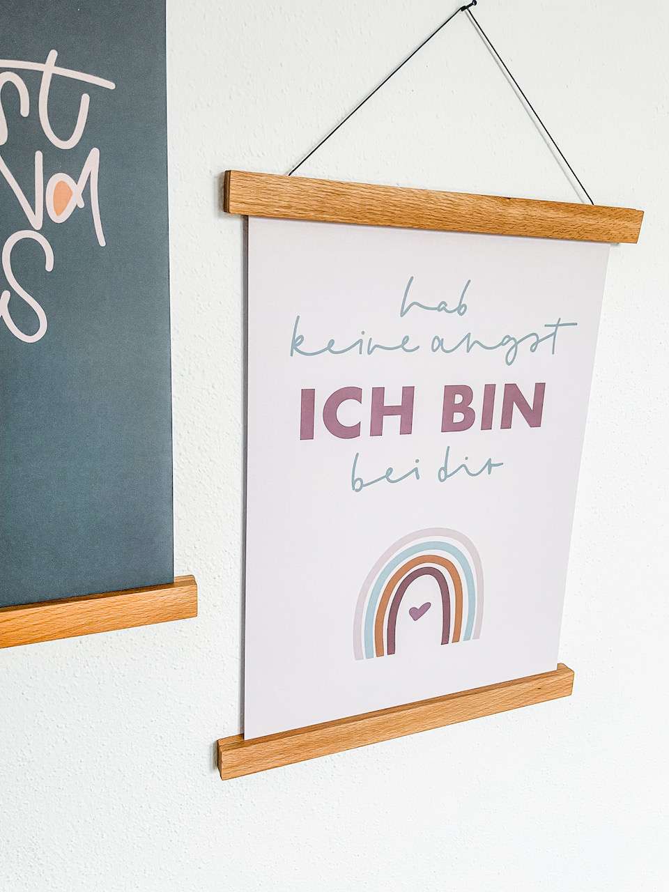 Freundliche christliche Wanddekoration mit Regenbogen und inspirierendem Spruch.