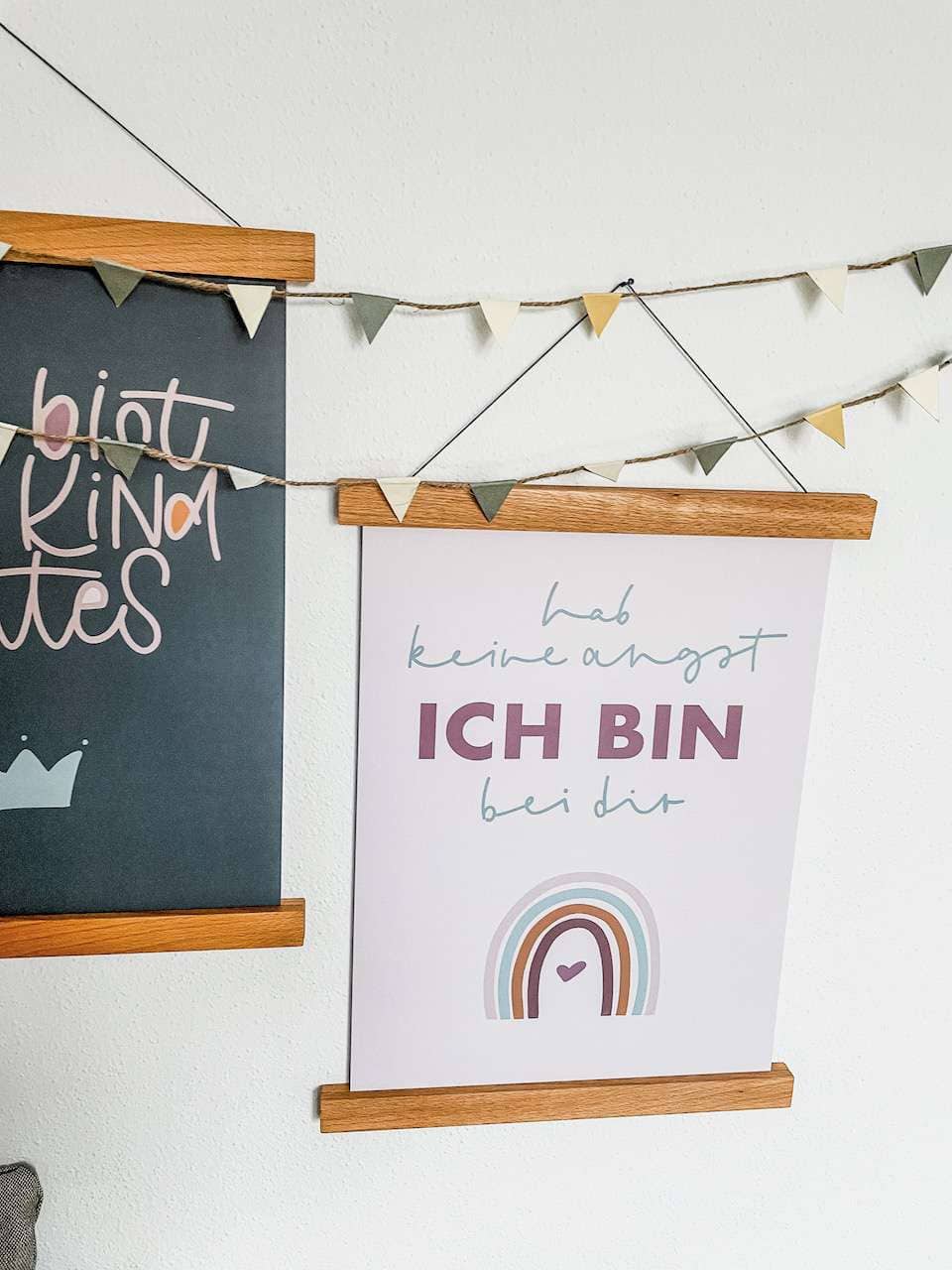 Farbenfrohe christliche Dekoration mit Regenbogen und motivierenden Botschaften.