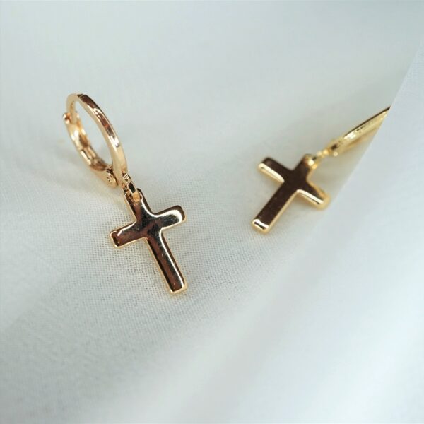 Goldene Kreuz-Ohrringe, christliches Schmuckdesign, Modeaccessoires für Christen.