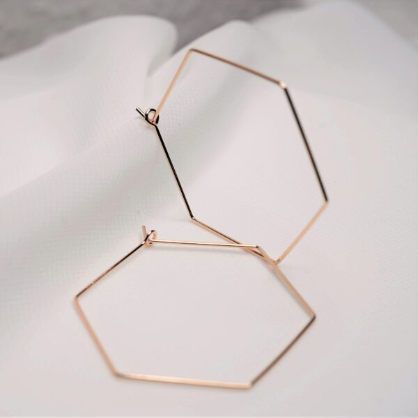 Modernes goldenes Hexagon-Armband, christliche Schmuckaccessoire für Damen.