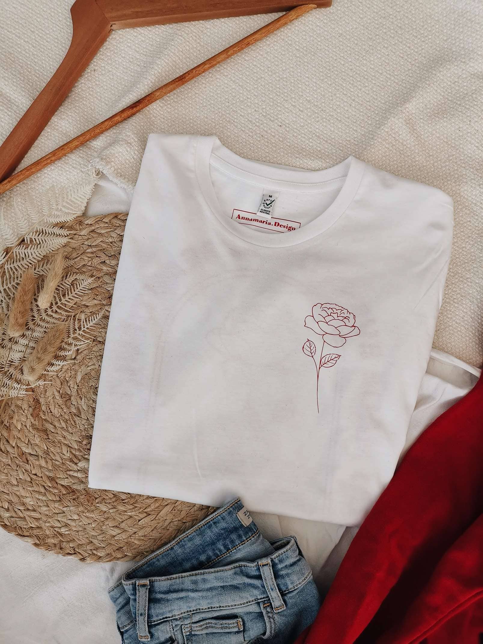 Moderner weiße T-Shirt mit Blumenmuster, christliche Mode, nachhaltige Kleidung, christlicher Style.