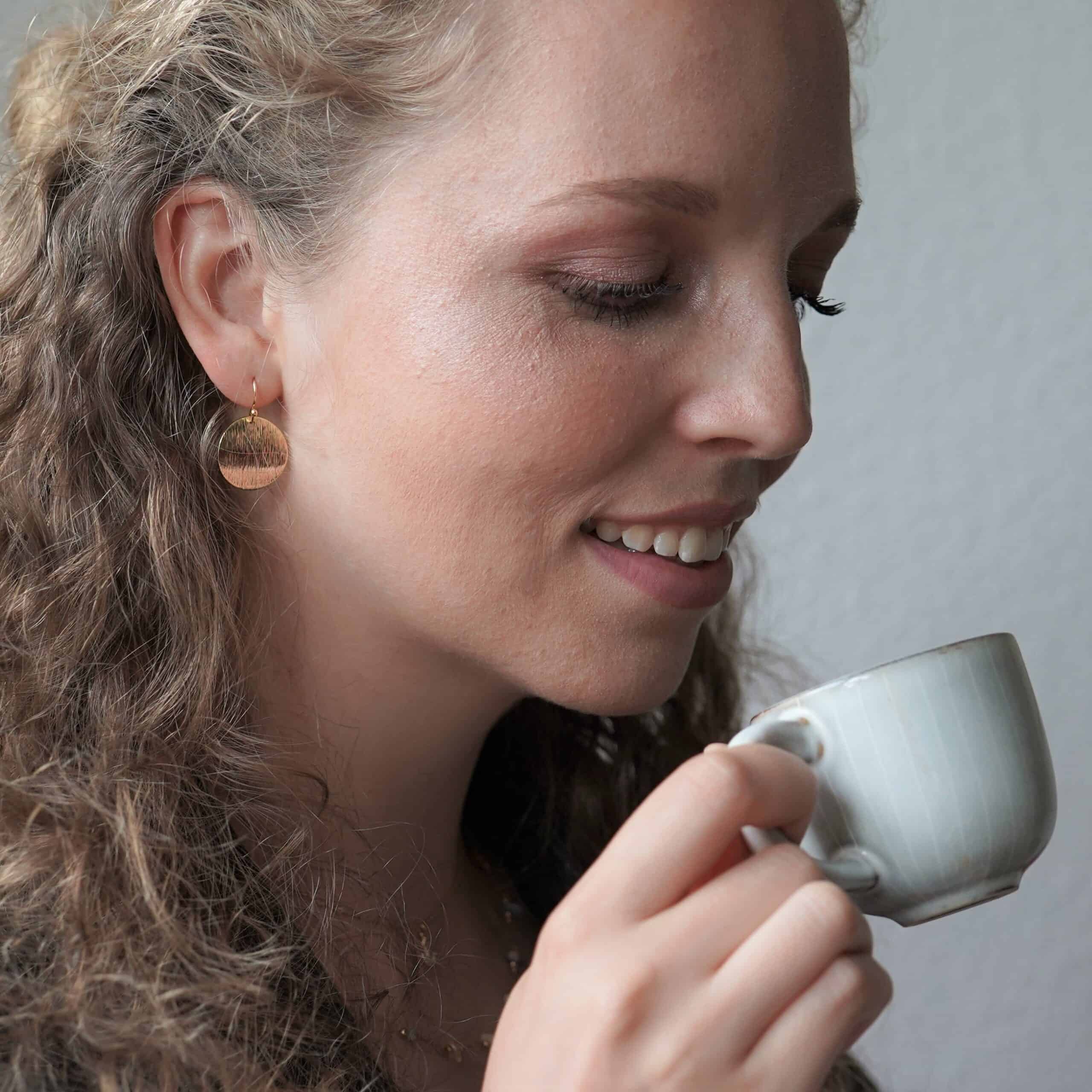 Stilvolle Frau mit Keramiktasse, christliche Lifestyle und Wohlbefinden, Mode-accessoires.