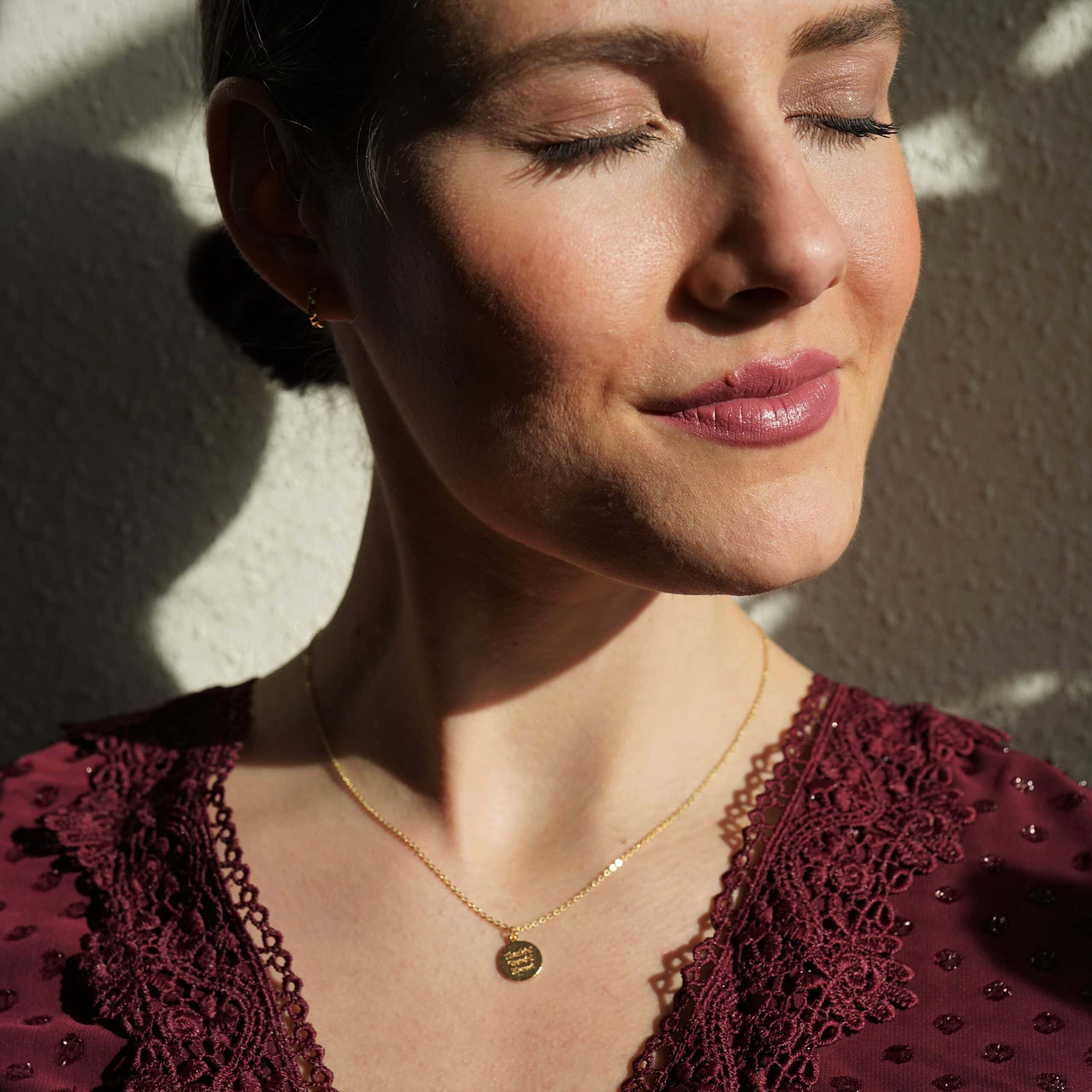 Strahlende Frau mit christlichem Schmuck, Mode für gläubige Frauen, christliche Accessoires.