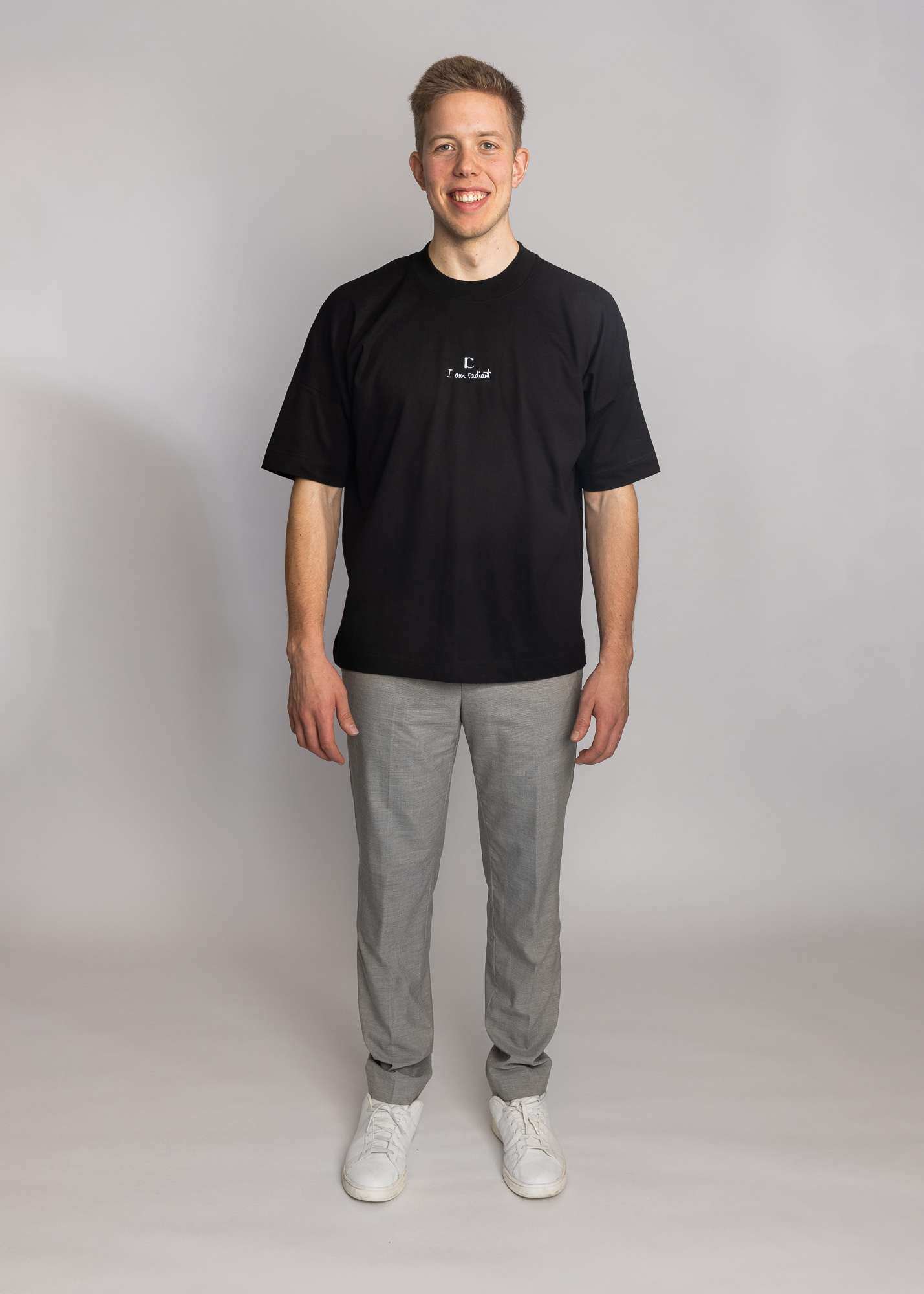 Moderner junger Mann trägt christliches T-Shirt, Glaube, christliche Mode, evangelisch, religios.