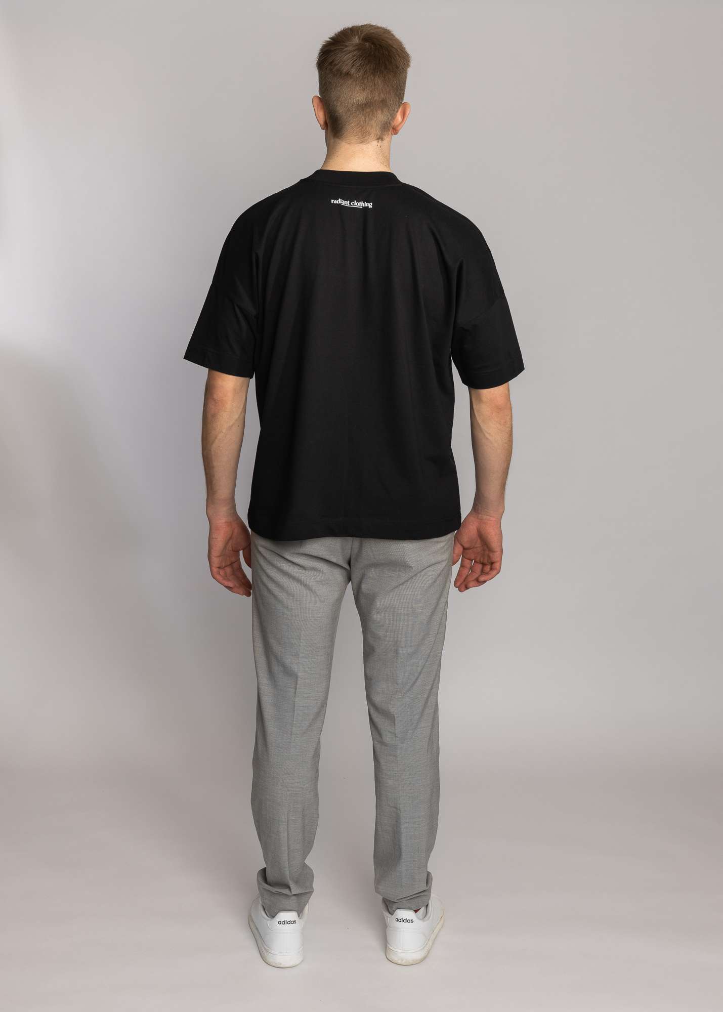 Moderner schwarzer T-Shirt mit christlichem Print, Streetwear Style, casual Mode, Mookho.de.