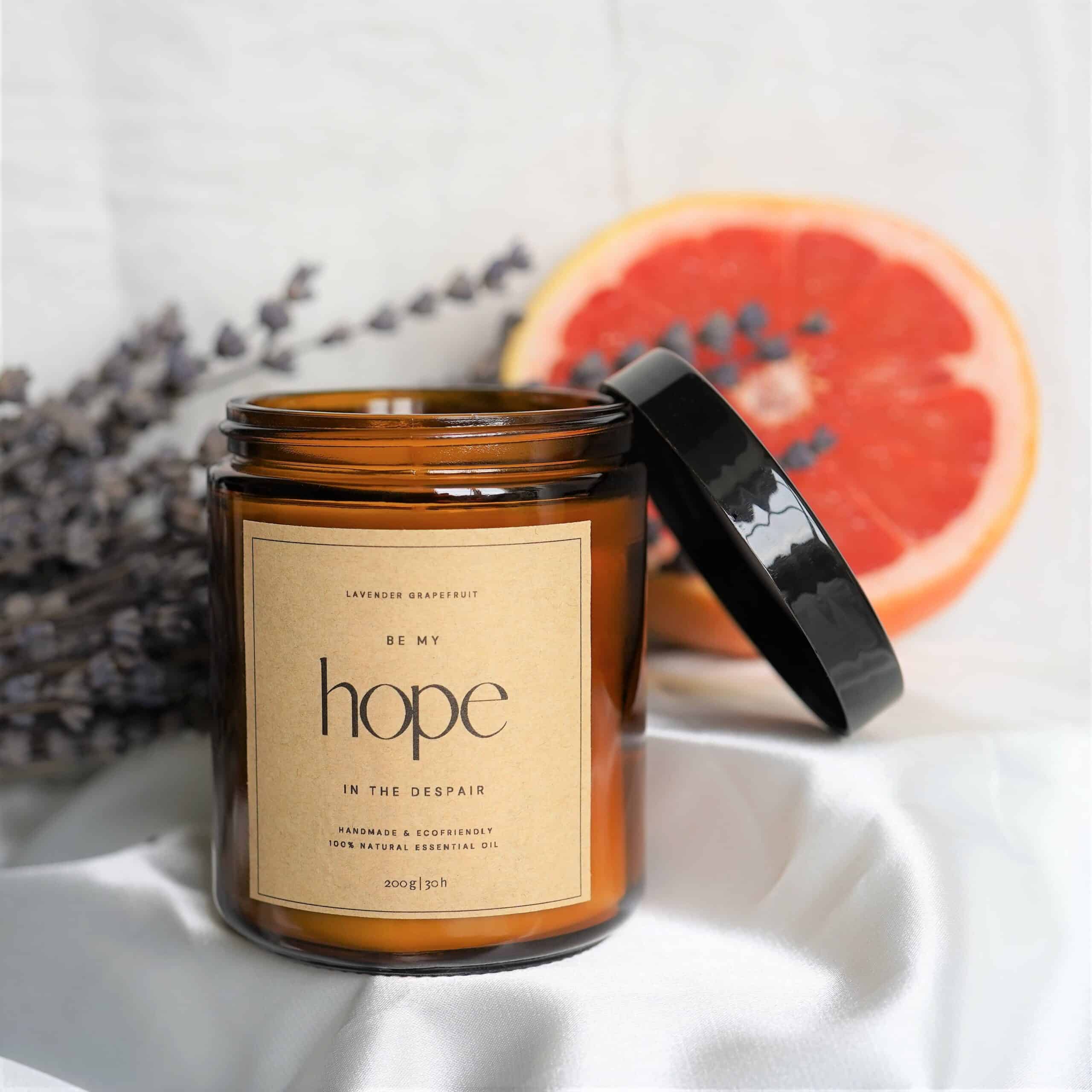 Entspannungskerze mit Lavendel und Grapefruit im Bio-Design für christliche Marken.