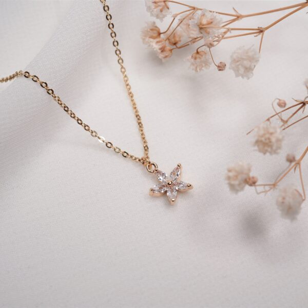 Hochwertiger christlicher Schmuck mit Blumenanhänger, elegant und bedeutungsvoll.