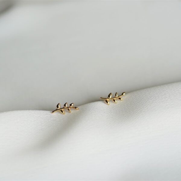 Feiner goldener Ohrring in Blattform, christliche Schmuckaccessoire, hochwertige Geschenkidee.