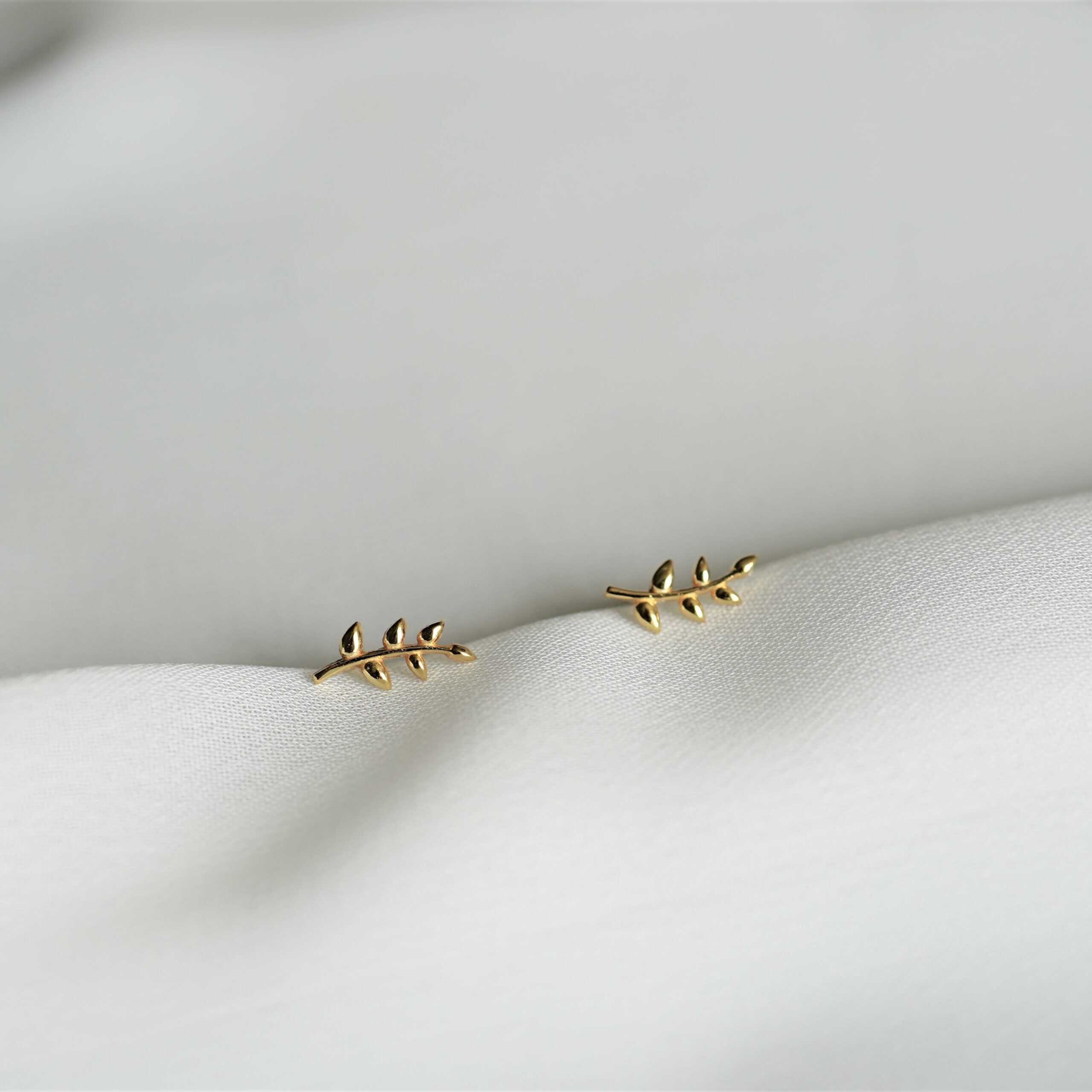 Feiner goldener Ohrring in Blattform, christliche Schmuckaccessoire, hochwertige Geschenkidee.