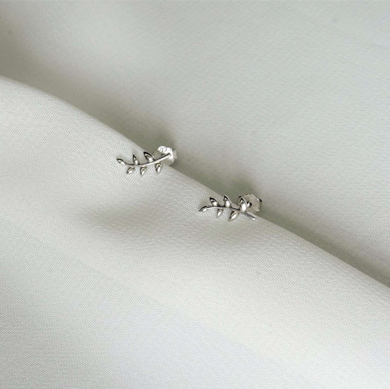 Feiner silberner Ohrschmuck mit Blätterdesign, christliche Geschenkidee.