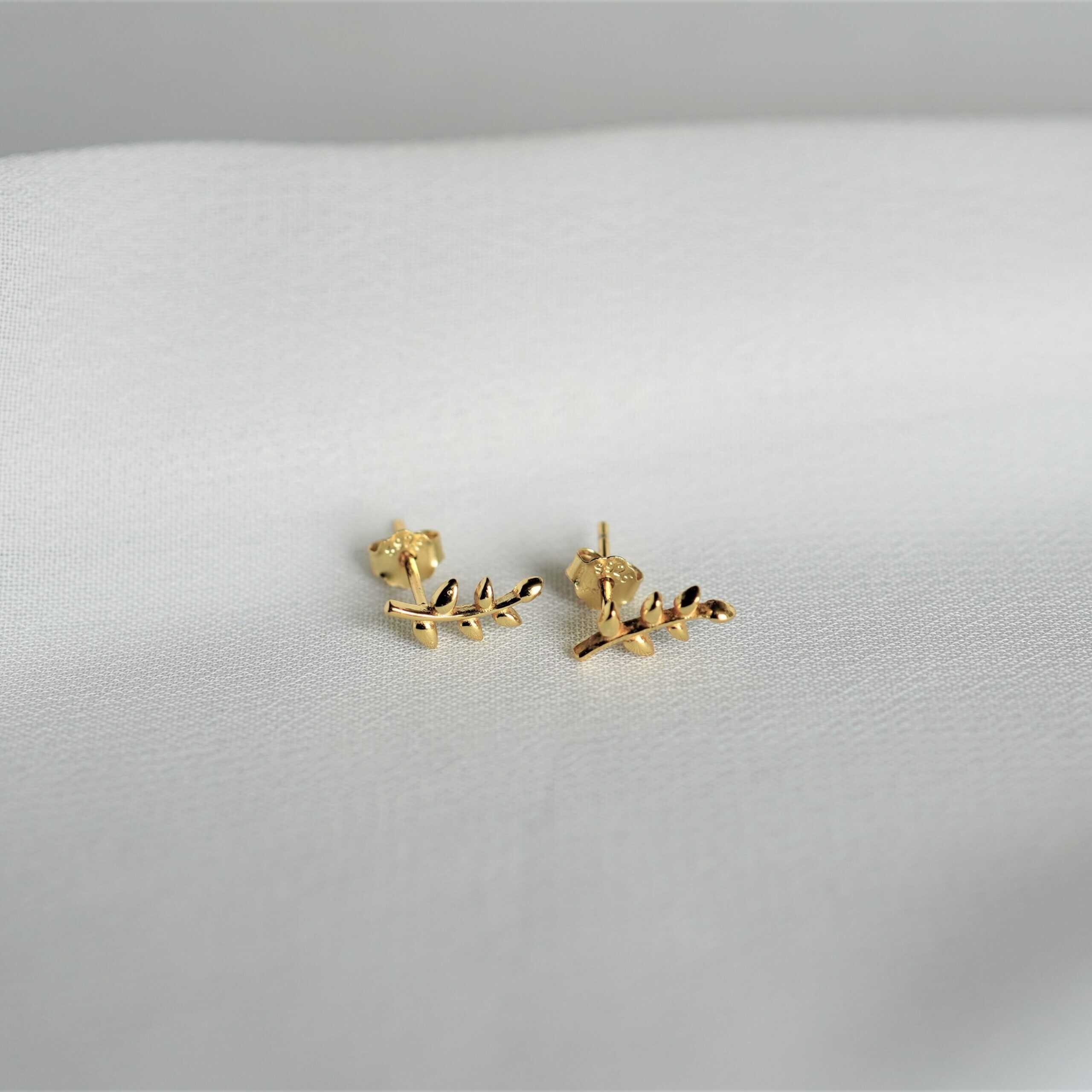 Mini goldene Ohrringe in Blattform, christliche Schmuckaccessoires, religiöser Modeartikel.