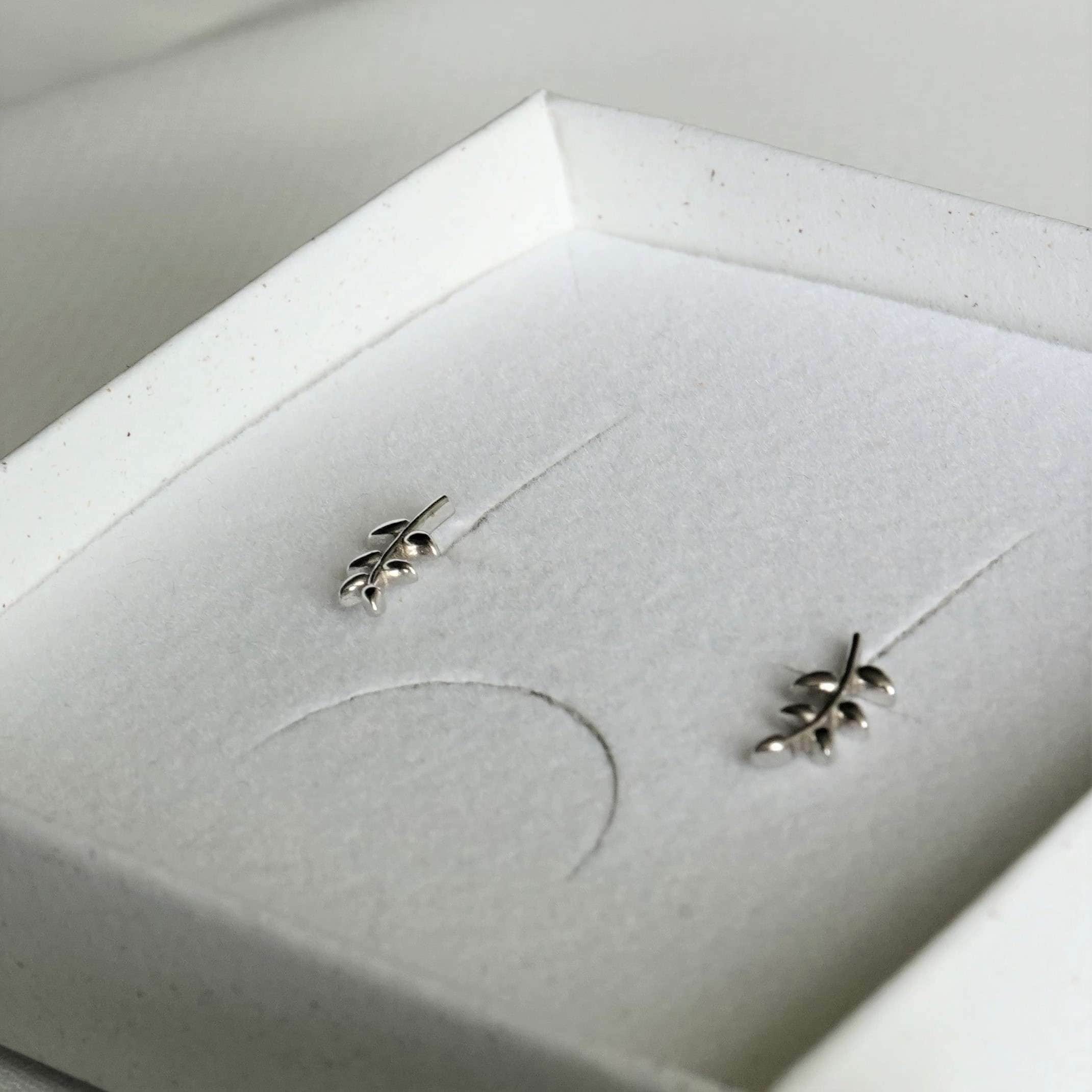 Feiner silberner Kreuz-Ohrring, christliches Schmuckstück, Geschenkidee, Mookho.de.