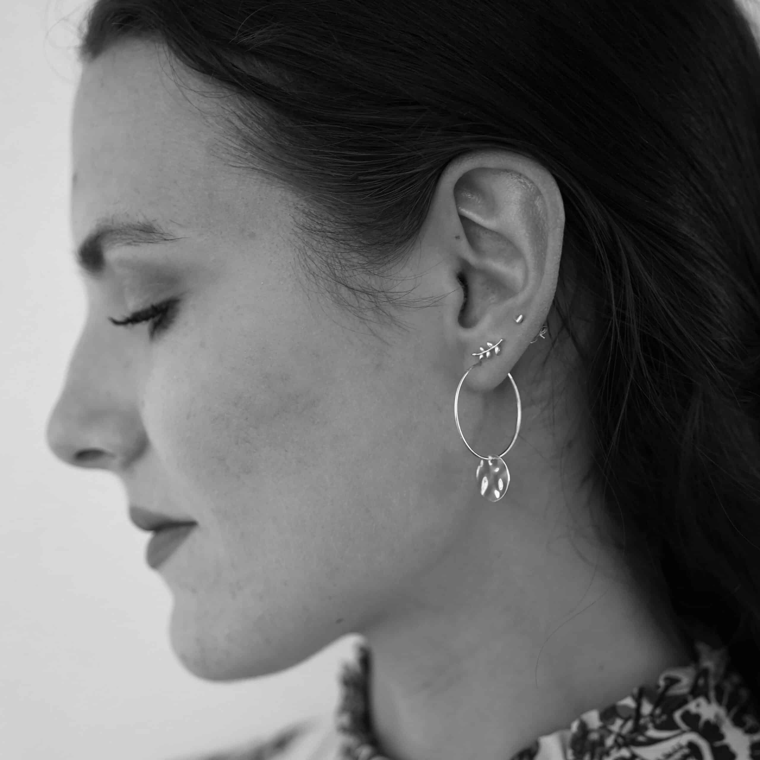 Elegante Frau mit Christlicher Schmuck, Ohrringe und stilvolles Accessoire, Mookho.de.