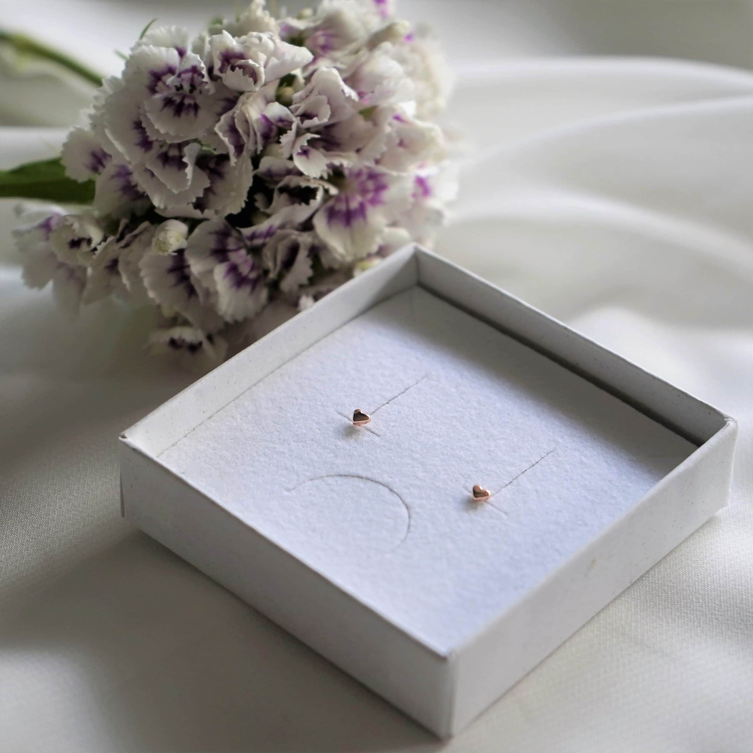 Stilvolle christliche Schmuckstücke in einer weißen Geschenkbox mit Blumen, Mookho.de.