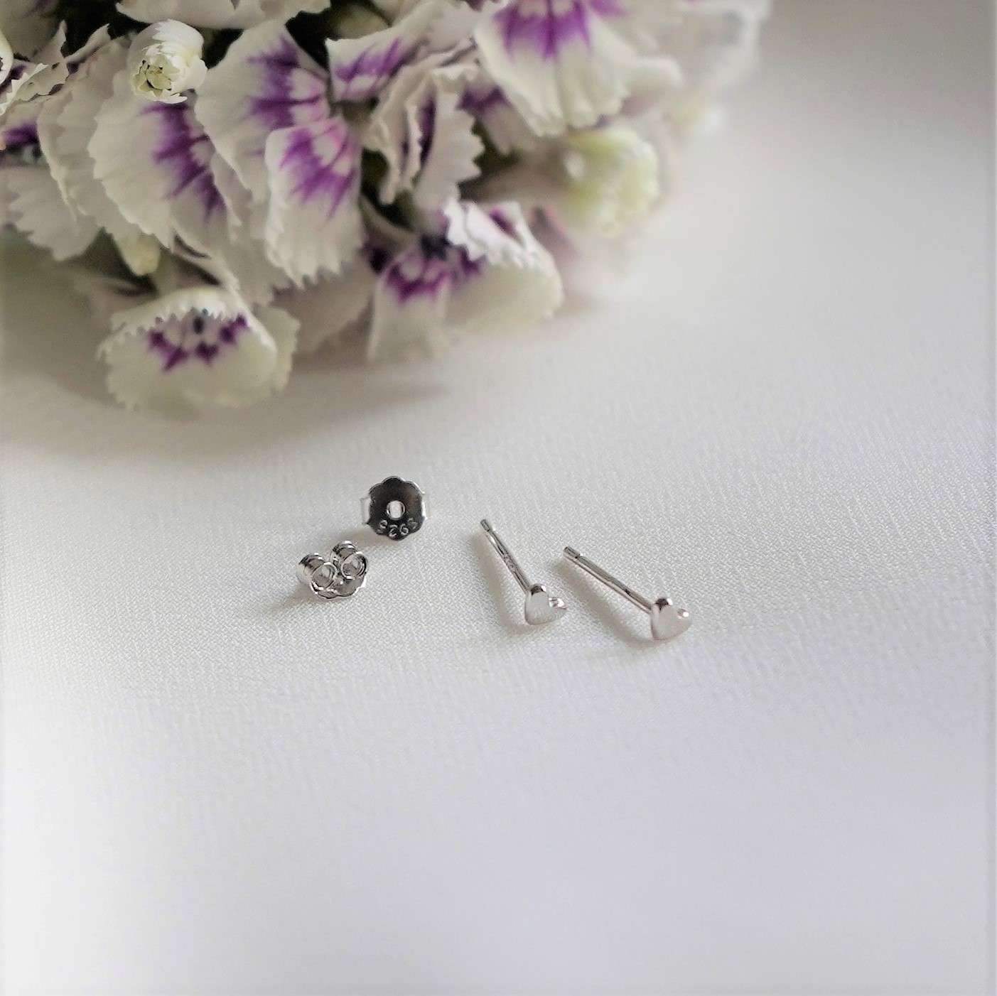 Feiner Silber-Schmuck mit Herz-Design auf weißem Hintergrund, christliche Marken.