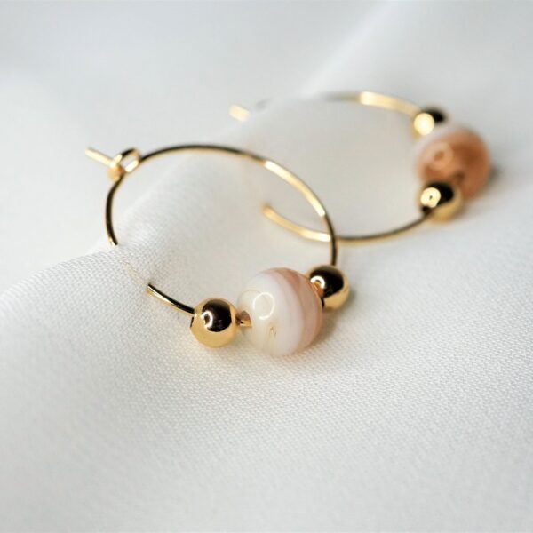 Elegante goldene Ohrringe mit Perlen, christlicher Schmuck, Christliche Mode Accessoires.