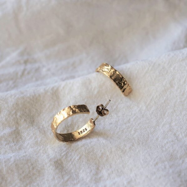 Hochwertige goldene Christenschmuck Ohrringe auf weißem Stoff, religiöser Goldschmuck Stil, Mookho.de.