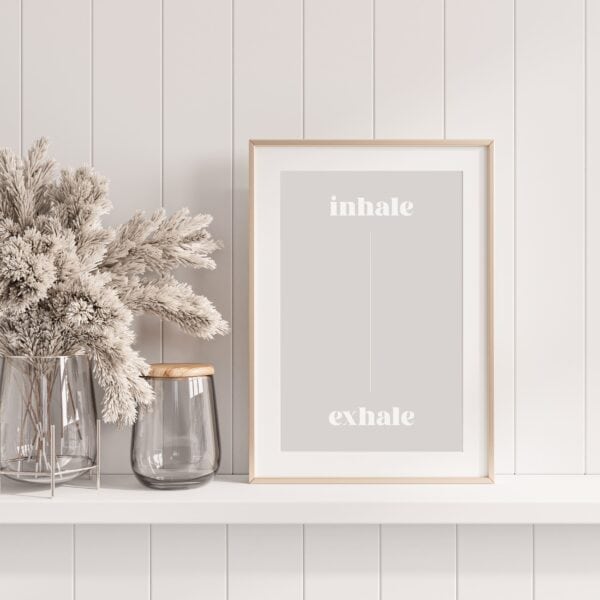Achtsamkeit Poster mit Atemübung auf Weißer Wanddekoration für christliche Marken.