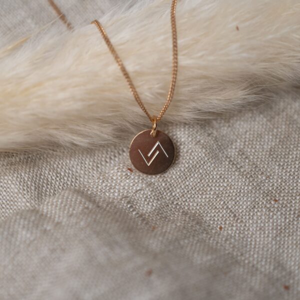 Schlichtes Knotensymbol auf goldener Kette, christliche Schmuckkollektion.