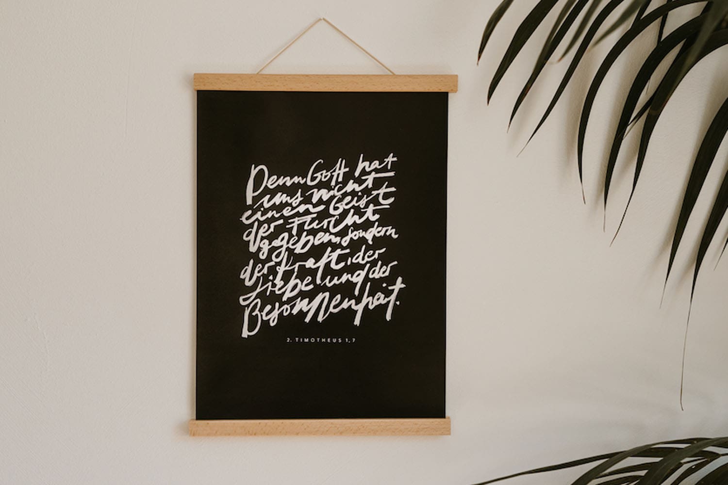 Glaube-Zitat auf schwarzer Tafel, christliche Inspiration, christliche Botschaft, christlicher Lebensstil, religiöse Dekoration.