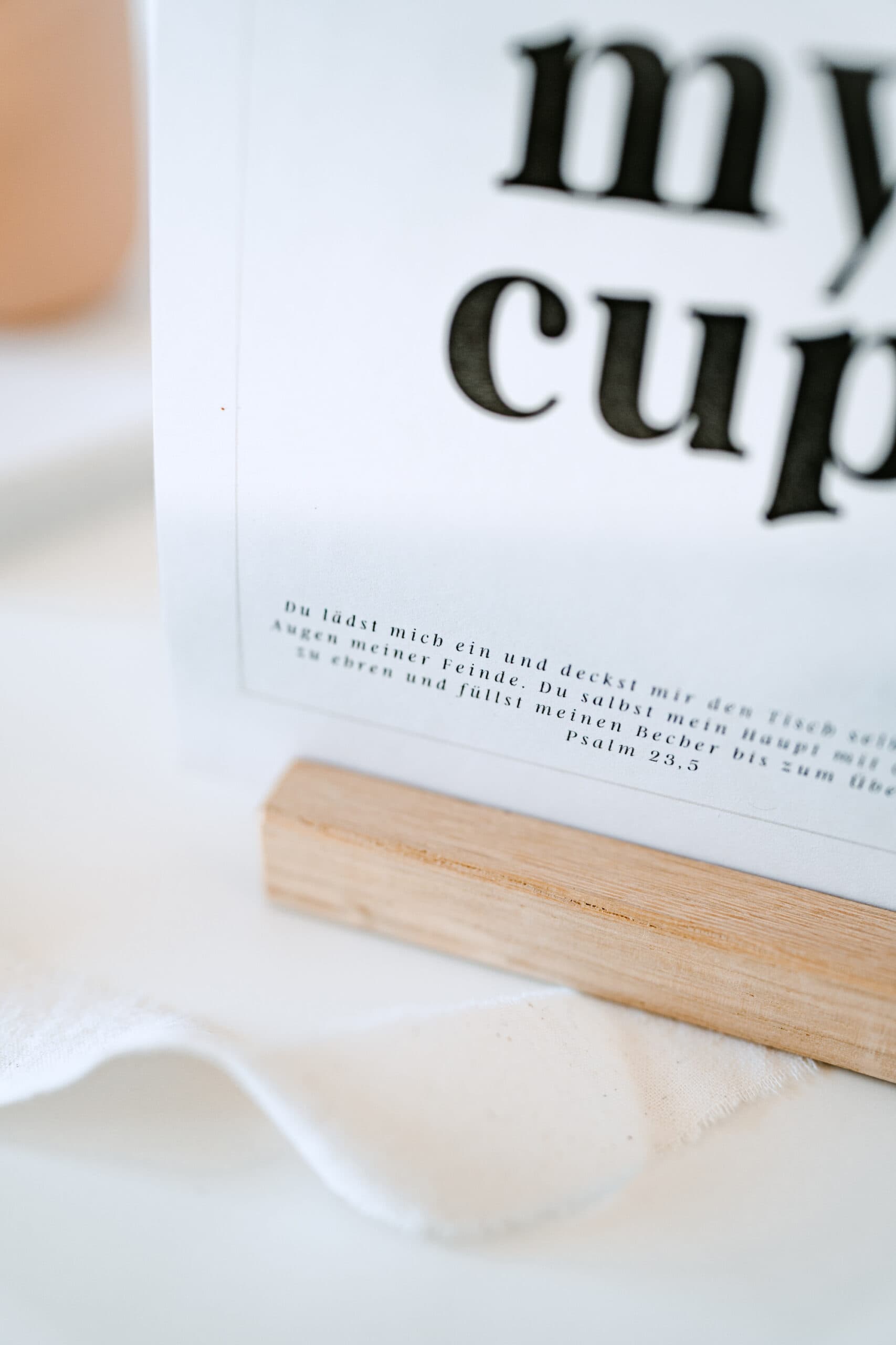 Ansicht eines christlichen Zitats auf modernem Holzständer, Bibelvers Psalm 23,5.