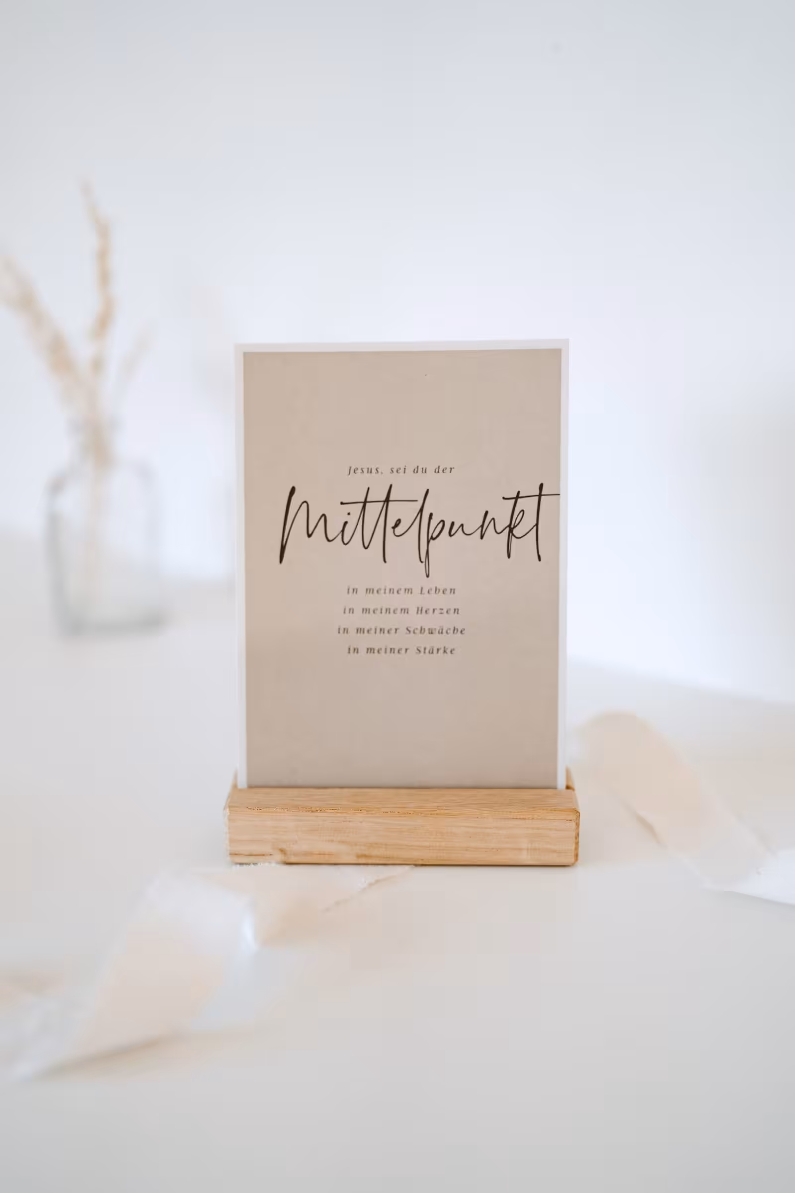 Himmlische Grußkarte mit Bibelvers auf Holzständer, christliche Botschaft, Glaubenskarte.