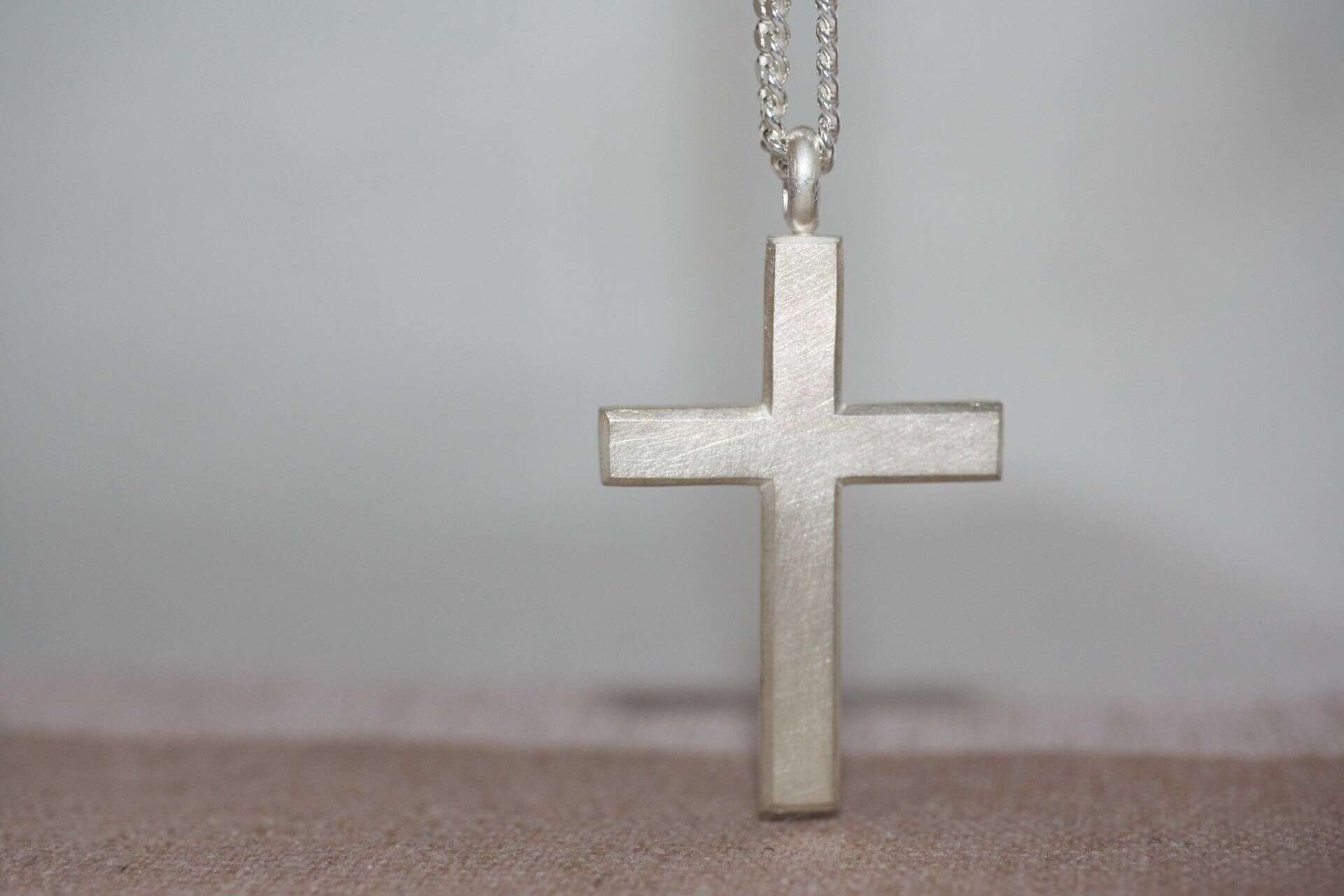 Silbernes christliches Kreuz Anhänger, Schmuck für Gläubige, christliche Symbolik, Gebet, Glauben.