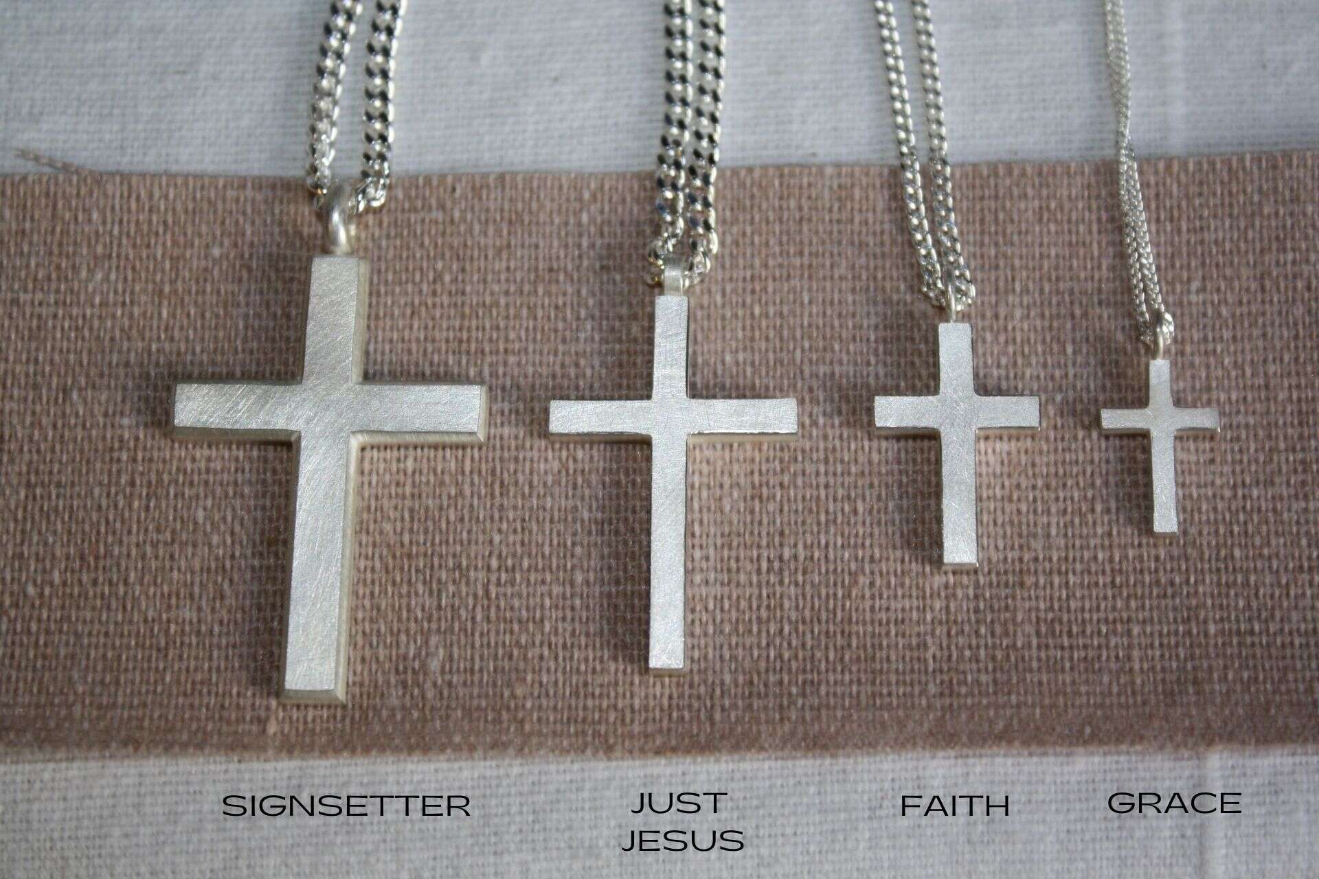 Silberne Christen-Halsketten mit Glaubenskreuz, religiöse Schmuckaccessoires, christliche Geschenke.