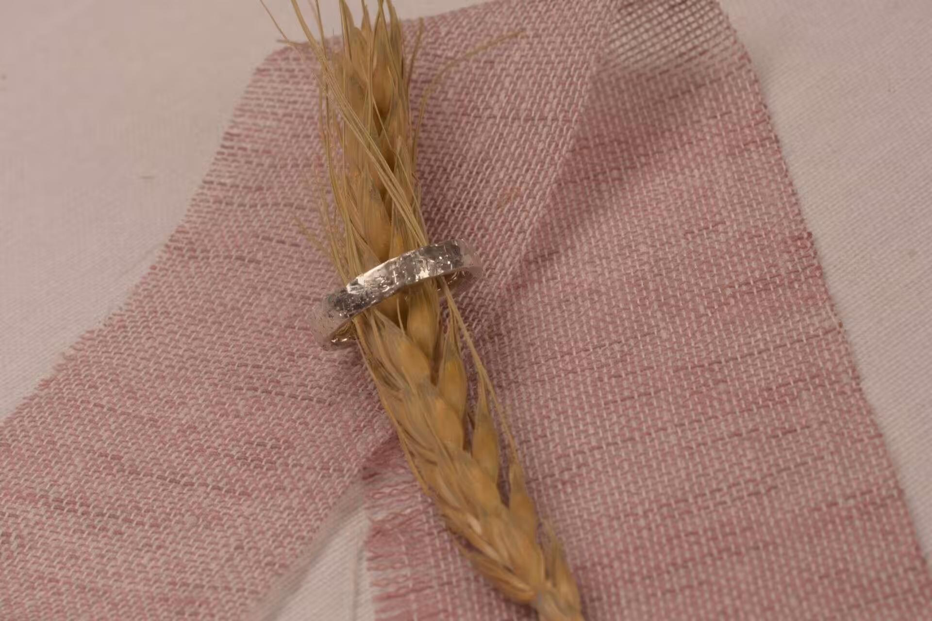 Verlobungsring auf Getreideähre, christliche Hochzeitsringe, Glaube, Liebe, Ehe, christliche Marken.