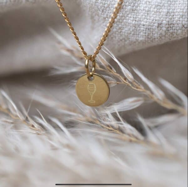 Kettenanhänger mit Kelch-Motiv, christliches Schmuckstück, goldfarben, spiritueller Anhänger.