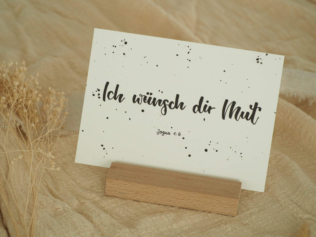 Ermutigende christliche Botschaft auf Holzständer, Glauben und Hoffnung, spirituelles Dekor.