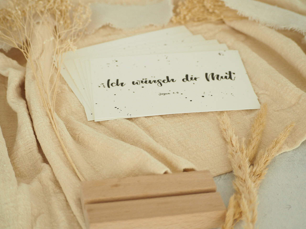 Segenskarte mit Bibelvers auf natürlichem Stoff, christlicher Glaube, Hochzeits- oder Geschenkidee.